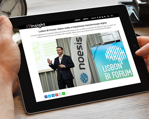 Tablet com a notícia da IT Insight aberta