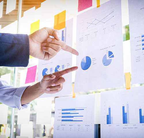 Duas pessoas a analisar gráficos