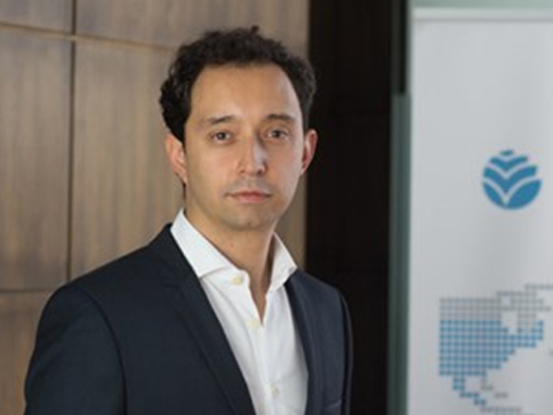 Homem a posar para foto