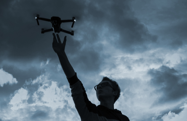 Homem com drone na mão