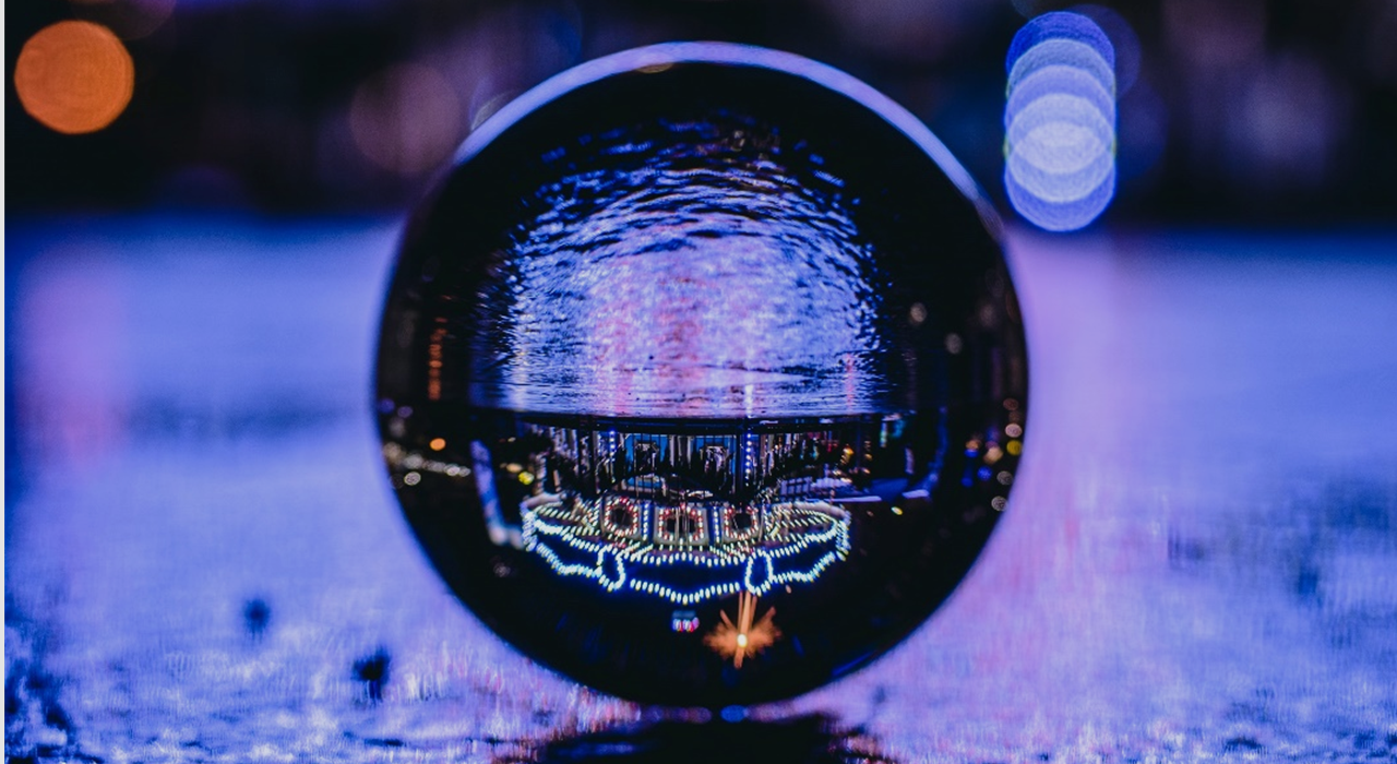 esfera com luzes de cidade que representa uma visão 360 do consumidor
