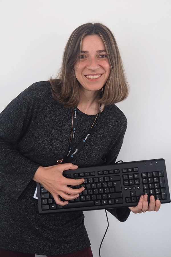 Mulher a segurar um teclado de computador