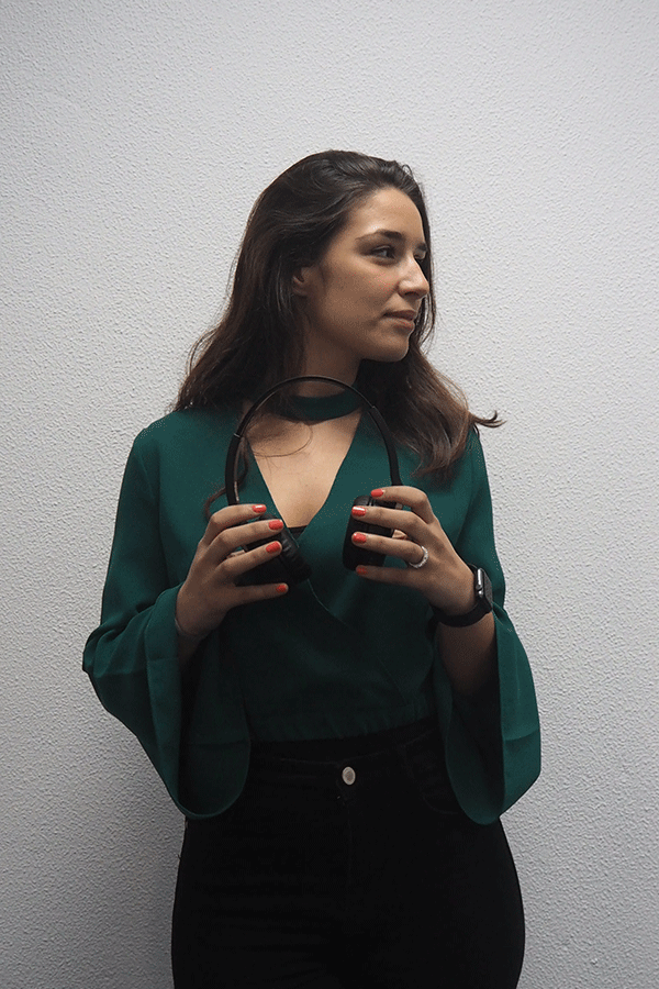 Mulher de perfil a segurar uns auscultadores