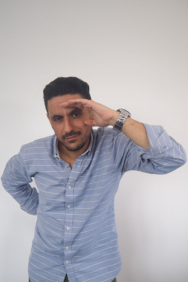 Homem a fazer uma saudação militar