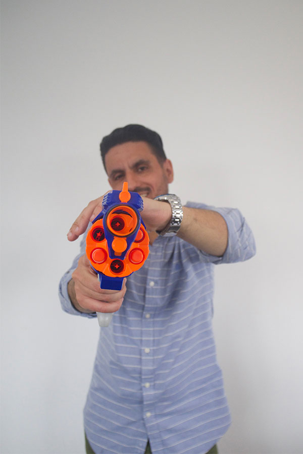 Homem a apontar uma arma nerf