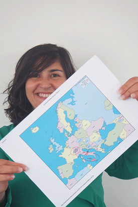 Mulher a mostrar o mapa do continente europeu