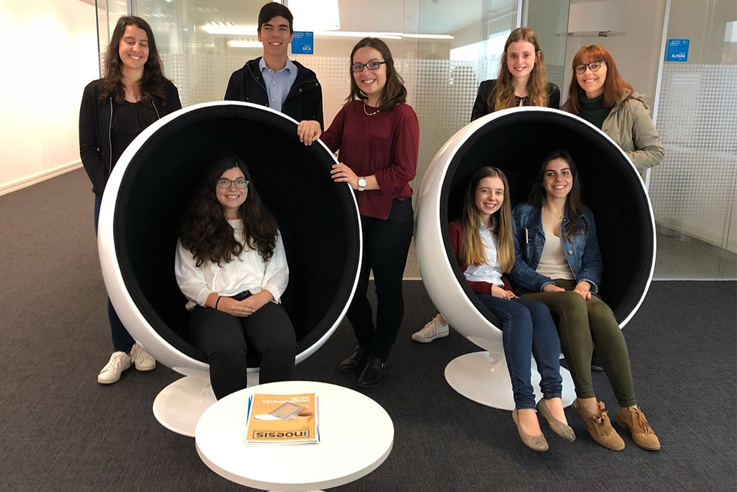 Um grupo de pessoas a sorrir