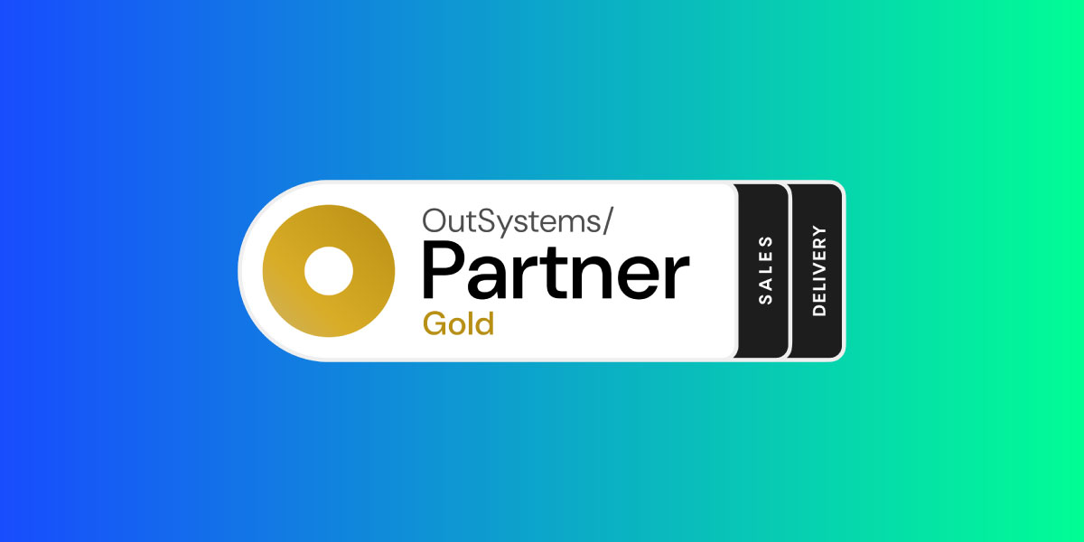 Selo OutSystems Partner Gold com distinção em Sales e Delivery sobre fundo em gradiente azul e verde.