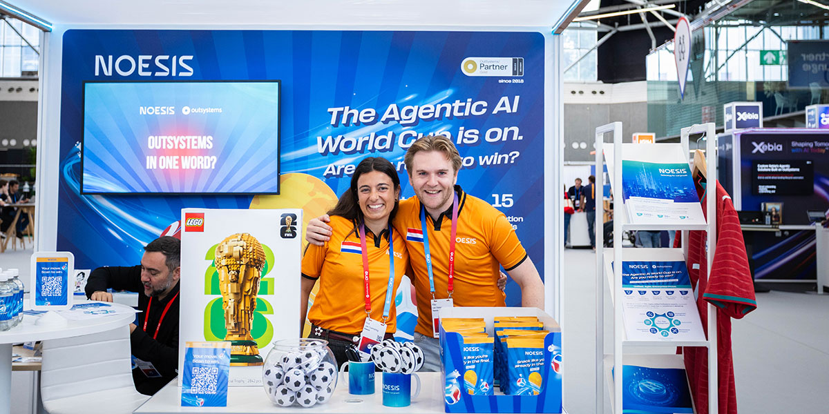 Colaboradores da Noesis no stand da empresa durante a OutSystems ONE Conference 2026