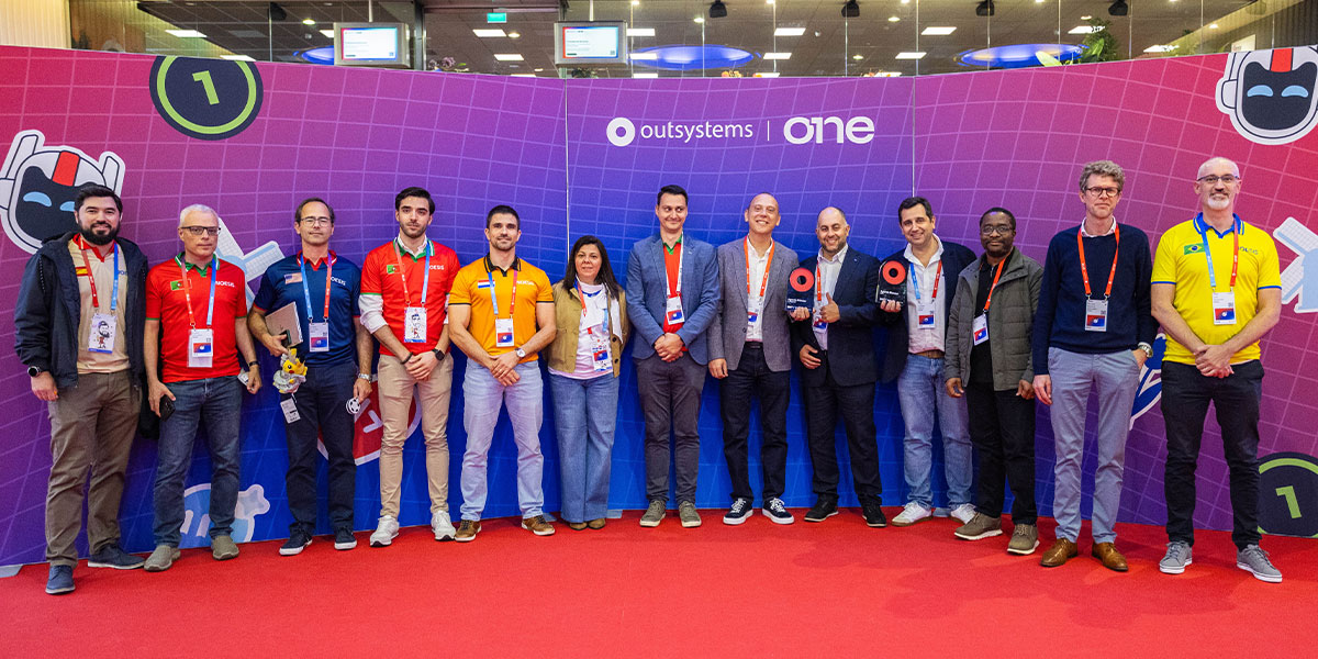 Equipa da Noesis e parceiros da DHL posam com os prémios conquistados na OutSystems ONE Conference