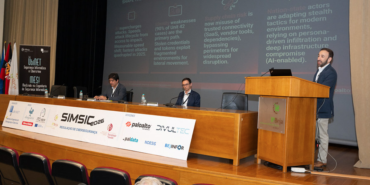 Painel de especialistas em palco durante a SimSIC 2026
