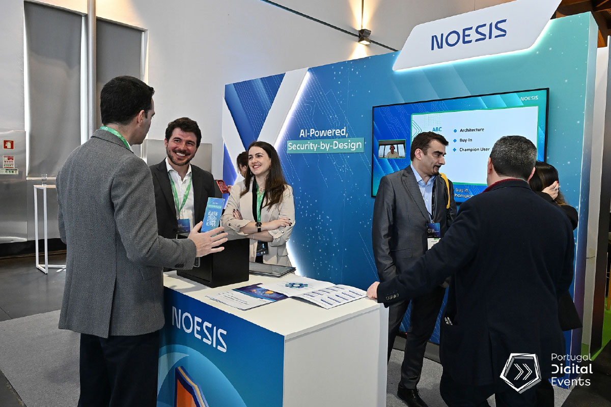 Equipa da Noesis em interação com visitantes no stand do evento