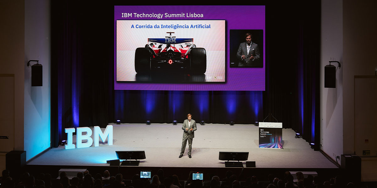 Presentation on the race for artificial intelligence on stage at IBM Technology Summit Lisboa 2026
