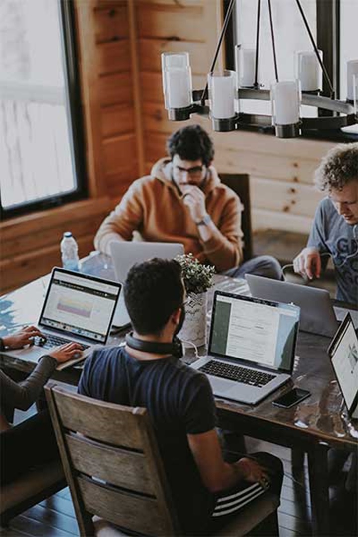 Pessoas a Trabalhar com Computadores representando a nossa equipa qualificada