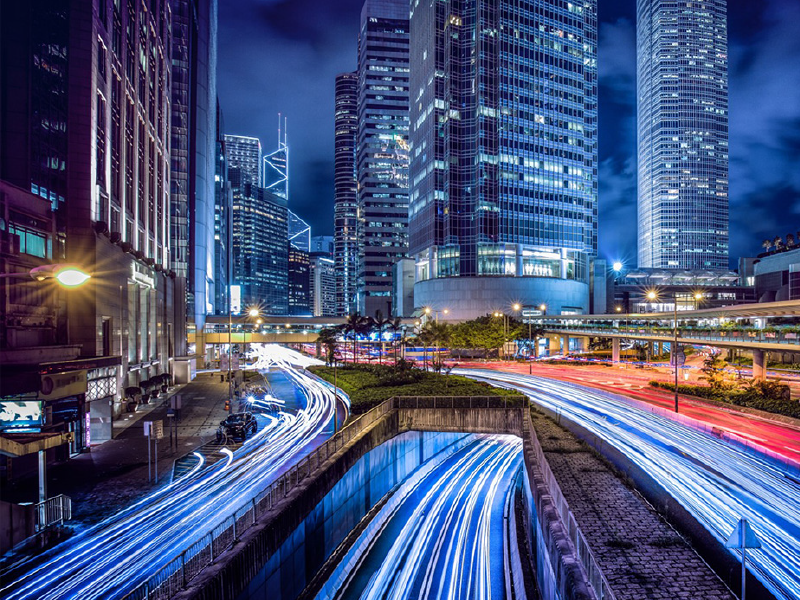 Luzes de cidades e prédios à noite representando a Transformação digital das infraestruturas