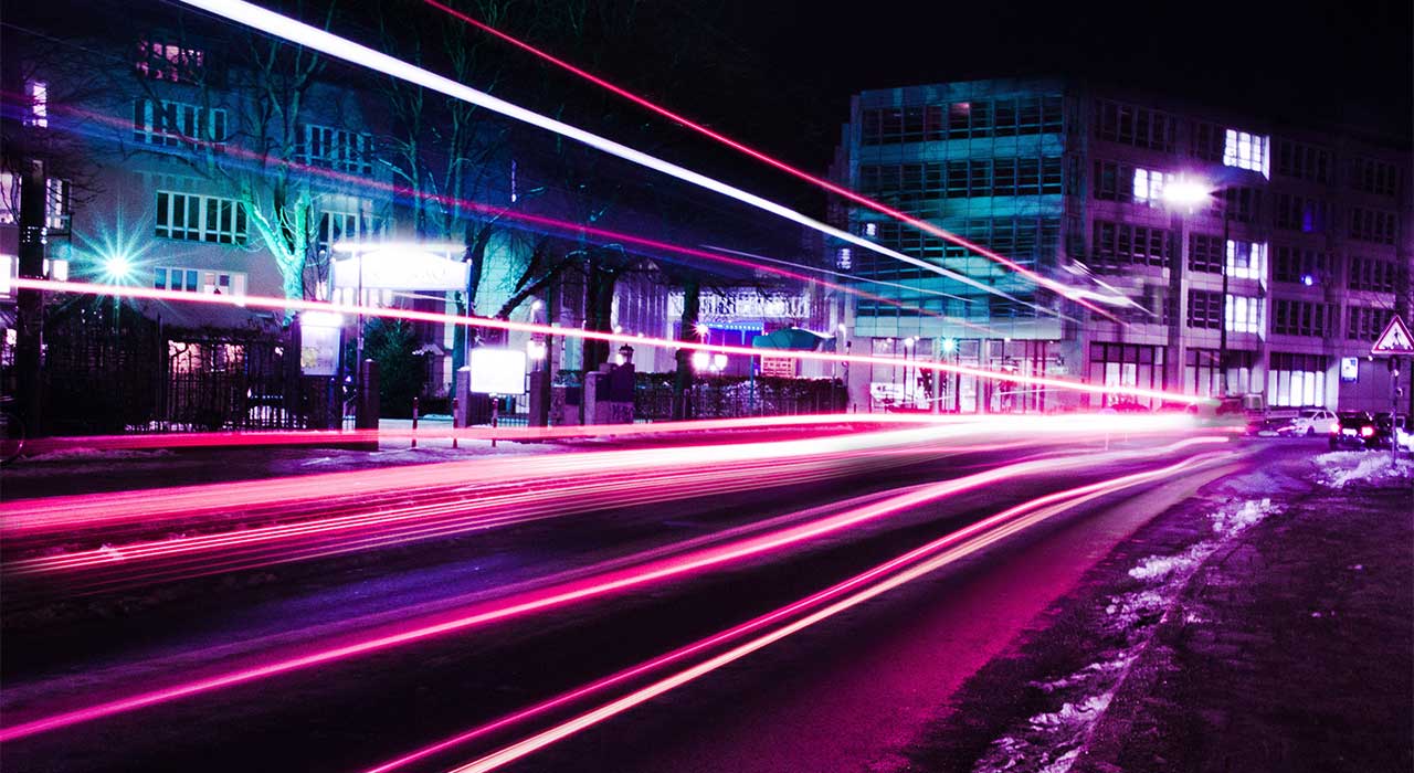 Header, Timelapse de uma rua em tons de roxo representa a nossa solução de cloud híbrida que oferece um catálogo de self-service pronto a utilizar e uma gestão integral automatizada do ciclo de vida de um serviço