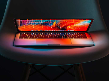 Computador a fechar com luzes vermelhas no ecrã representando a plataforma Sitecore